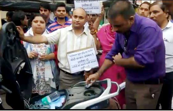 एक लीटर पेट्रोल की कीमत सिर्फ 37 रुपए है, लेकिन सरकार एक लीटर पेट्रोल पर 40 रुपए टैक्स वसूल रही है. यानी पेट्रोल की कीमत से ज्यादा जनता टैक्स दे रही है. दरअसल अभी डीलर एक लीटर पेट्रोल 37.65 रुपए में खरीद रहा है. इसपर वह तीन रुपए 63 पैसे कमीशन वसूल रहा है. 19 रुपए 48 पैसे इसपर एक्साइड ड्यूटी लग रही है और 16 रुपए 41 पैसे वैट वसूला जा रहा है. ऐसे में एक लीटर पेट्रोल पर 39 रुपए 52 पैसे टैक्स वसूला जा रहा है.