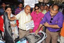 झांसी: लोगों ने कहा-मोदी फिर पीएम बने तो पेट्रोल नहीं चरणामृत लेना होगा