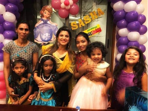 फिल्मी दुनिया के ग्लैमर और चकाचौंध से दूर रंभा इन दिनों काफी अपने पूरे परिवार के साथ जश्न मना रही है. दरअसल, रंभा एक बार फिर से मां बनने वाली हैं. (Photo: rambhaindran)