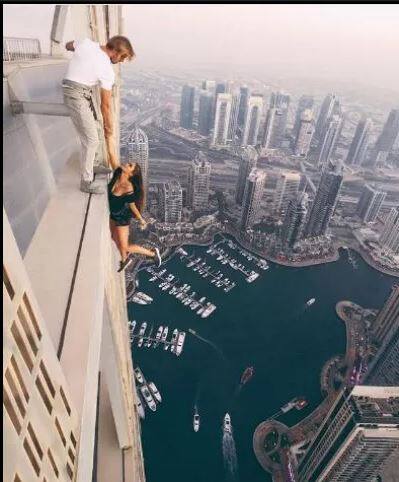 कुछ समय पहले विक्टोरिया को उस समय कानूनी मामलों का सामना करना पड़ा जब उन्होंने 1,004 फुट ऊंची बिल्डिंग पर बिना किसी सेफ्टी के एक दोस्त की मदद से हवा में लटकी हुई फोटो क्लिक कराई. इसकी वजह से वो काफी समय तक सुर्खियों में रहीं.