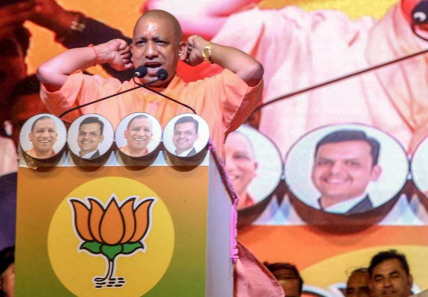 Shiv Sena Chief Uddhav Thackeray back stabbed BJP Says Yogi Adityanath in Palghar योगी बोले- शिवसेना ने पीठ पर खंजर घोंपा, उद्धव बोले-...उन्हें जनता चप्पल से मारेगी