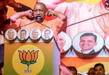 योगी बोले- शिवसेना ने पीठ पर खंजर घोंपा, उद्धव बोले-...उन्हें जनता चप्पल से मारेगी