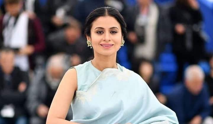 नंदिता दास द्वारा निर्देशित फिल्म 'मंटो' में साफिया मंटो की भूमिका निभा रहीं अभिनेत्री रसिका दुग्गल ने बताया कि इस भूमिका के लिए उन्होंने मेकअप या प्रोस्थेटिक्स का इस्तेमाल नहीं किया. (Photo- Instagram @rasikadugal)