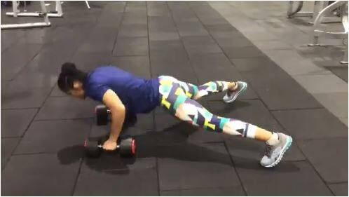 ये फिटनेस चैलेंज तेजी से ट्विटर पर वायरल हो रहा है जिसमें स्टार्स के साथ आम लोग भी भाग लेते दिखाई दे रहे हैं.  (तस्वीर-इंस्टाग्राम) 