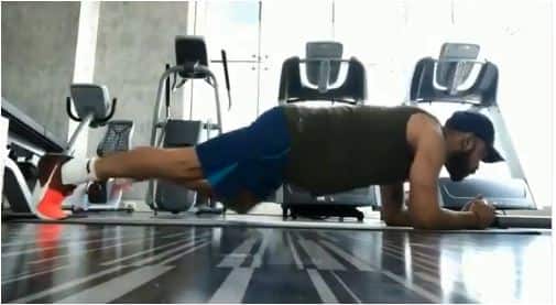 प्रधानमंत्री मोदी ने अपनी सरकार के मंत्री की ओर से दिए गए इस चैलेंज को स्वीकार हुए ट्वीट किया है. प्रधानमंत्री मोदी को क्रिकेटर विराट कोहली ने भी ट्वीट कर अपील की थी कि 'फिट इंडिया' के चैलेंज को माननीय प्रधानमंत्री जी भी स्वीकार करें. (तस्वीर-इंस्टाग्राम) 