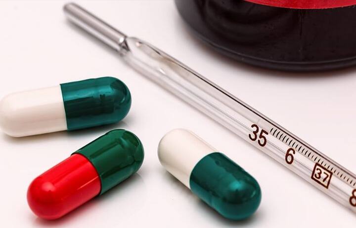  निपाह वायरस के सामान्य लक्षणों में बुखार, सिर दर्द, बेहोशी और मतली शामिल है. कुछ मामलों में, व्यक्ति को गले में कुछ फंसने का अनुभव, पेट दर्द, उल्टी, थकान और निगाह का धुंधलापन महसूस हो सकता है. फोटोः गूगल फ्री इमेज