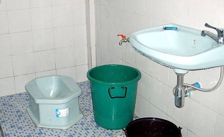 डॉ. अग्रवाल ने कहा कि आमतौर पर शौचालय में इस्तेमाल होने वाली चीजें, जैसे बाल्टी और मग को खास तौर पर साफ रखें.फोटोः गूगल फ्री इमेज