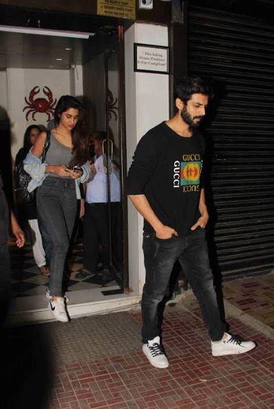 बता दें कि डिंपल कनाडा की मॉडल हैं और ये कार्तिक के साथ कई बार नजर आ चुकी हैं. (तस्वीर: मानव मंगलानी)