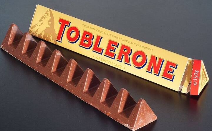 दरअसल महिलाओं के बॉटम्स जब इनर थाई के टॉप से मिलते हैं तो उसे टोबररोन टनल कहा जाता है. दरअसल टोबररोन नाम की एक चॉकलेट बार भी है. जिसकी
शेप बिल्कुल ऐसी ही जैसे महिलाओं का बट फोटो फैशन ट्रेंड चल रहा है. इसलिए इस ट्रेंड को टोबररोन टनल कहा जा रहा है. फोटोः इंस्टाग्राम