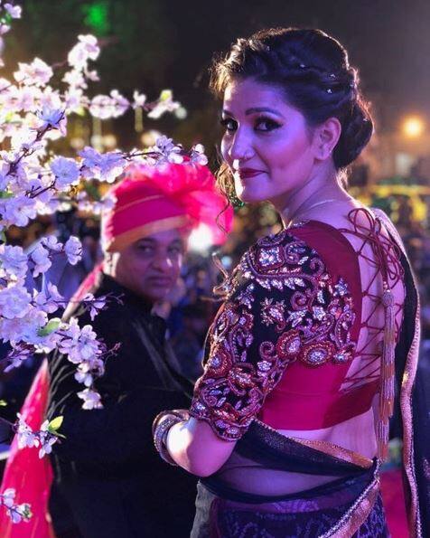 दरअसल, सपना को अक्सर ही फैंस ने शूट, साड़ी और लहंगे जैसे ट्रेडिशनल लुक में देखा है. ऐसे में अब उनका वेस्टर्न लुक सोशल मीडिया पर काफी वायरल हो रहा है. (Photo: itssapnachoudhary)