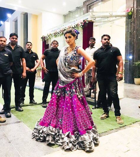 'सोनू के टीटू की स्वीटी की शादी' में आइटम सॉन्ग पर डांस कर जहां सपना सने सभी को हैरान कर दिया था. वहीं पहली बार सिल्वर स्क्रीन पर अपनी मौजूदगी भी दर्ज करा दी है. (Photo: itssapnachoudhary)