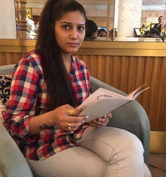 सपना चौधरी के फैन पहले हरियाणा ज्यादा थे लेकिन बिग बॉस 11 के सीजन के बाद से इनकी फैन फालोइंग पूरे देश में बढ़ गई है. (Photo: itssapnachoudhary)