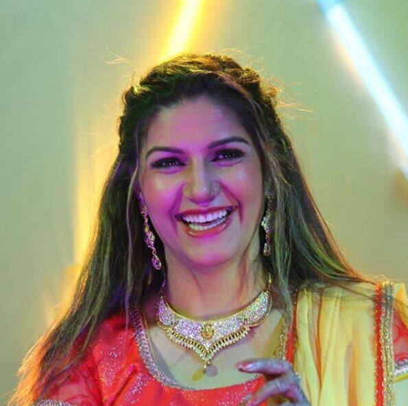 हरियाणवी डांसर और 'बिग बॉस' सीजन 11 की कंटेस्टेंट रह चुकी सपना चौधरी काफी समय से अपने बॉलीवुड डेब्यू को लेकर लाइमलाइट में बनी हुई हैं. लेकिन इस बार कारण कुछ और ही है. (Photo: itssapnachoudhary)