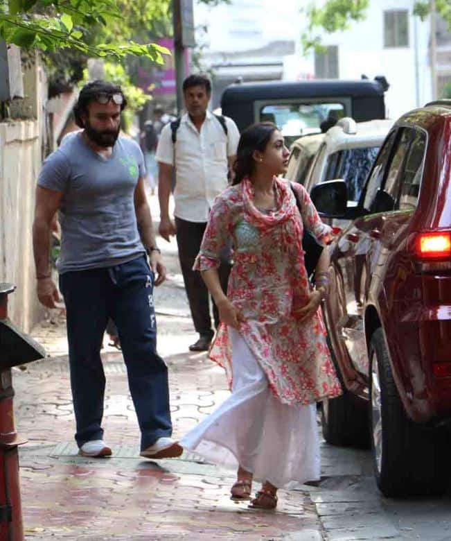 सैफ से इस रवैये से तो साफ है कि वो बेटी सारा और पत्नी करीना के लिए काफी प्रोटेक्टिव हैं. (तस्वीर: मानव मंगलानी)