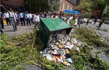 दिल्ली: NDMC के सफाई कर्मचारियों का विरोध प्रदर्शन, सरकारी बिल्डिंग्स के आगे फेंका कचरा