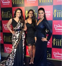 सिंगापुर में अपने वैक्स स्टैचू के साथ सेल्फी लेती दिखीं काजोल