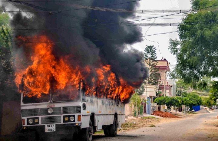 Tuticorin Case: Opposition parties protest against police firing today in Tamil Nadu, demand of CBI probe तूतीकोरिन ममला: DMK-कांग्रेस ने किया प्रदर्शन, सुप्रीम कोर्ट में आज नहीं हुई सुनवाई