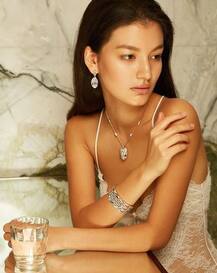 अपनी हॉटनेस से इंस्टा का तापमान बढ़ा कही है ये कजाकिस्तानी मॉडल