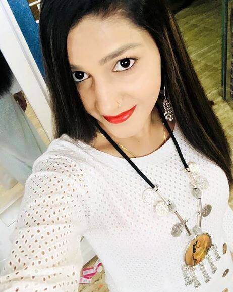 सपना चौधरी ने हाल ही में अपने इंस्टाग्राम अकाउंट पर अपनी लेटेस्ट तस्वीरें शेयर की थीं. इन तस्वीरों में सपना चौधरी के मेकओवर के बाद का लुक देखने को मिला. मेकओवर के बाद सपना चौधरी इतनी बदली हुई दिख रही हैं कि उन्हें पहचानना ही मुश्किल है.