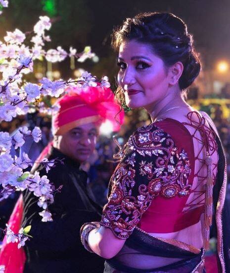 इतना ही नहीं सपना चौधरी को बिग बॉस के बाद से ही बॉलीवुड और टीवी शो के ऑफर भी मिलने लगे हैं. (All Picture Credit- Instagram)