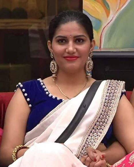 रिएलिटी शो 'बिग बॉस' में शामिल होने वाले कंटेस्टेंट्स की शो के बाद ना सिर्फ किस्मत बदलती है बल्कि उनके लुक में भी पूरा चेंज आ जाता है. ऐसा ही सीजन 11 के बाद भी देखने को मिल रहा है. इन दिनों सोशल मीडिया पर हरियाणा की डासिंग सेंसेशन और बिग बॉस 11 की एक्स कंटेस्टेंट सपना चौधरी के मेकओवर की तस्वीरें वायरल हो रही हैं.