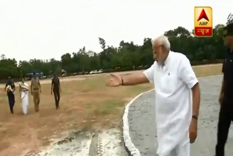Video: जब दूर हुई मोदी-ममता की सियासी तल्खी, PM ने CM को कीचड़ से बचाया When PM Narendra Modi rescued West Bengal CM Mamata Banerjee from mud in Shanti Niketan Video: जब दूर हुई मोदी-ममता की सियासी तल्खी, PM ने CM को कीचड़ से बचाया