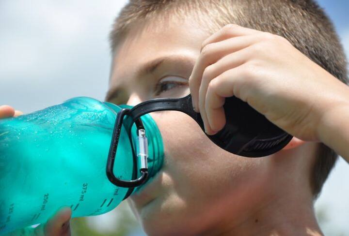 दिनभर में आठ से 10 गिलास पानी पीने की कोशिश करें.फोटोः गूगल फ्री इमेज 