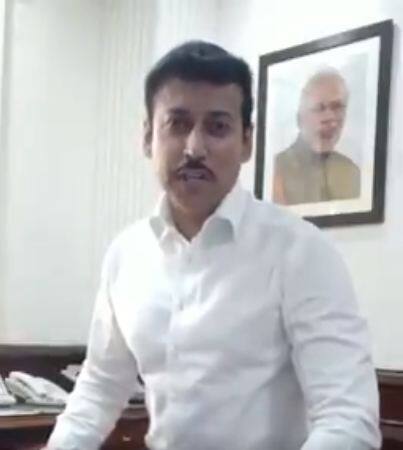 केंद्रीय खेल मंत्री राज्यवर्धन राठौड़ 21 मई को अपना एक वीडियो पोस्ट किया जिसमें बताया कि कैसे प्रधानमंत्री नरेंद्र मोदी एकदम फिट हैं और दिनरात काम करते हैं. ऐसे में मोदी जी चाहते हैं कि पूरा देश फिट हो जाए.फोटोः ट्विटर
