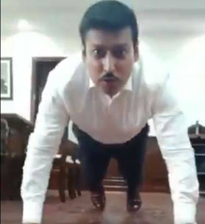 मोदी जी से प्रेरणा लेते हुए केंद्रीय खेल मंत्री राज्यवर्धन राठौड़ ने देशभर के लोगों को एक चैलेंज दिया #HumFitTohIndiaFit. इस चैलेंज के तहत लोगों को बताना है कि उनकी फिटनेस का मंत्र क्या है. इसके लिए उन्हें अपनी एक वीडियो या फोटो व्यायाम करते हुए सोशल मीडिया पर पोस्ट करनी है ताकि पूरा देश इससे प्रेरित हो. फोटोः ट्विटर