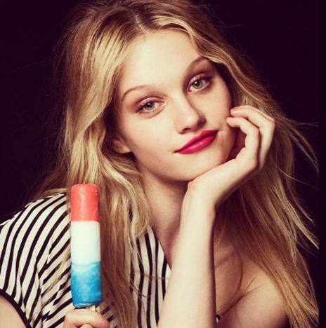 अभिनेत्री ने अपने द्वारा इस्तेमाल किए जा चुके ब्यूटी प्रोडक्ट्स की तस्वीर पोस्ट की, जिनमें कॉडेलीन प्रीमियर क्रू, एस्टी लॉडर एंडवांस्ड नाइट रिपेयर आई कॉन्सन्ट्रेट और क्लीनिक ईवन बेटर आईज सीरम शामिल हैं. फोटोः इंस्टाग्राम