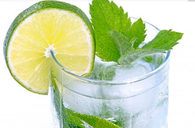  नींबू के साथ पुदीने का पानी : नींबू की दो बूंदों के साथ एक गिलास छना हुआ पुदीने का पानी अद्भुत काम करता है. यह लिवर की सफाई करता है और आपके   मेटाबॉलिजम को मजबूत बनाता है. फोटोः गूगल फ्री इमेज 