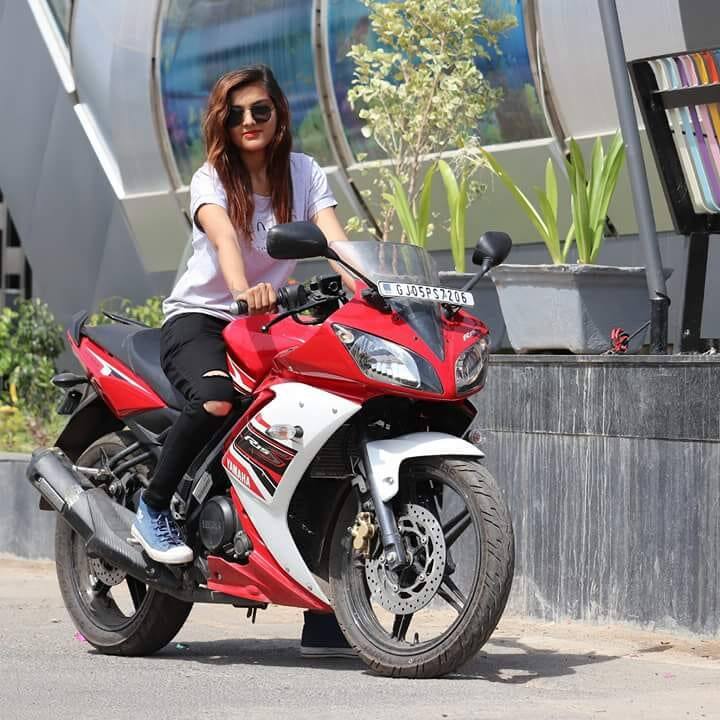 लेडी डॉन की इंट्री होते ही पान की दुकान के बाहर बाईक पर बैठे दो लोग बिना कुछ बोले चलते बने. लेडी डॉन की धमकी के बाद पान वाला भी अपनी दुकान बंद करके चलता बना. इसके बाद लेडी डॉन अस्मिता और उसका साथी हाथों में तलवार लहराते हुए सड़क से गुजरने वाले लोगों से वसूली करने लगे.