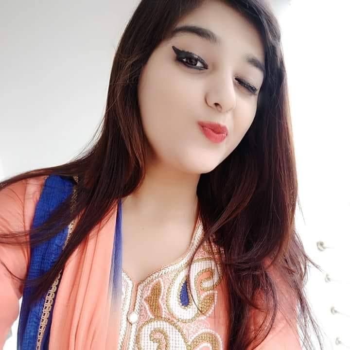 हम जिसकी बात कर रहे हैं वो वायरल वीडियो 21 मई 2018 की सुबह 6 बजकर 11 मिनट का है. वीडियो में सूरत के वराछा इलाके की वर्षा सोसायटी में स्थित एक पान की दुकान का है जहां पान वाला अपनी दुकान में था कि तभी लेडी डॉन अपने साथियों के साथ हाथ में खुली तलवार लहराती हुई आई. दुकान वाला कुछ समझ पाता उससे पहले डॉन ने उसे धमकाना शुरू कर दिया और उसके जबरन उसके पैसे छीन लिए.