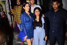 दोस्त के साथ डेनिम मिडी पहन डिनर पर निकलीं जाह्नवी कपूर, तस्वीरों में देखिए शानदार अंदाज