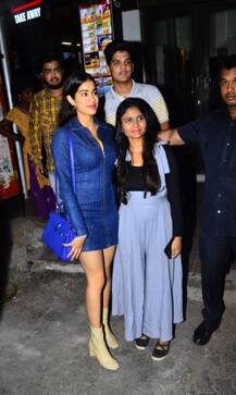 दोस्त के साथ डेनिम मिडी पहन डिनर पर निकलीं जाह्नवी कपूर, तस्वीरों में देखिए शानदार अंदाज