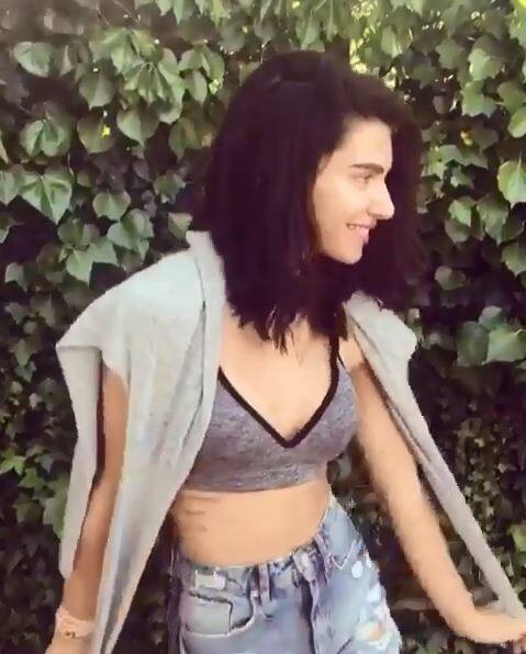 बता दें स्कारलेट ने कुछ महीने पहले अपनी मां को खो दिया. जिसके बाद उन्होंने मां की याद में अपने रिब्स बोन के ऊपर टैटू बनवाया. (तस्वीर: इंस्टाग्राम)