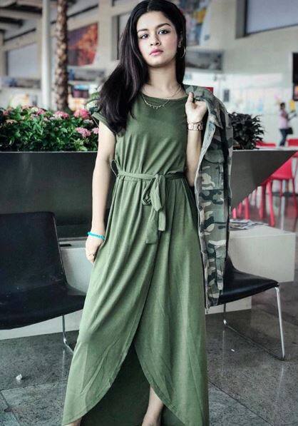 एक्ट्रेस अवनीत कौर ने हाल ही में अपने इंस्टाग्राम पर एक तस्वीर शेयर की हैं. तस्वीर खिंचवाते वक्त वो मुंबई के एयरपोर्ट पर थीं. (तस्वीर: इंस्टाग्राम) 