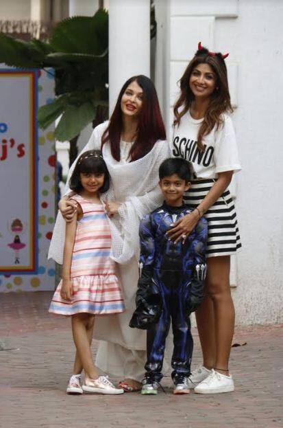 इन दिनों स्टार किड्स की लोकप्रियता बॉलीवुड स्टार्स के कहीं ज्यादा बढ़ गई है. हाल ही में अभिनेत्री शिल्पा शेट्टी ने बेटे वियान का बर्थडे बड़े ही   धूमधाम से मनाया. इस बर्थडे सेलिब्रेशन में पूर्व विश्व सुंदरी और अभिनेत्री ऐश्वर्या राय बच्चन अपनी बेटी आराध्या के साथ नजर आईं. आगे की   स्लाइड्स में देखिए उनकी खूबसूरत तस्वीरें. (तस्वीर: मानव मंगलानी)