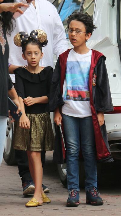 ऐसे में वियान की बर्थडे पार्टी में कई सारे स्टार किड्स ने शिरकत की. पार्टी में जाते संजय दत्त के बेटे. (तस्वीर: fotocrop)