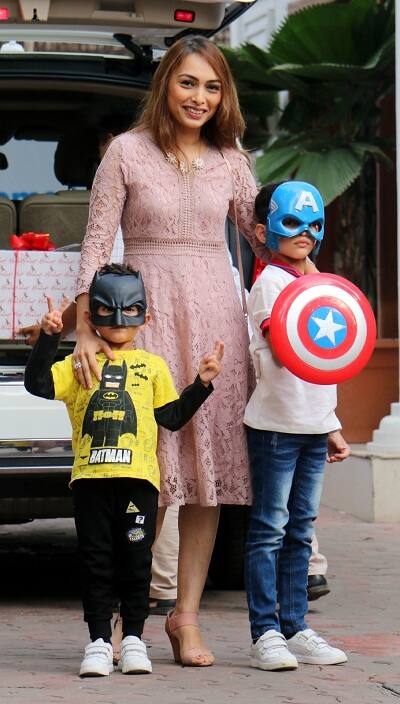 तस्वीरों से साफ है कि सभी किड्स ने वियान के बर्थडे पार्टी में काफी मस्ती की. (तस्वीर: fotocrop)