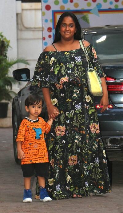 बेटे आहिल के साथ पार्टी में कुछ इस अंदाज में पहुंचीं सलमान खान की बहन अर्पिता खान शर्मा. (तस्वीर: fotocrop)