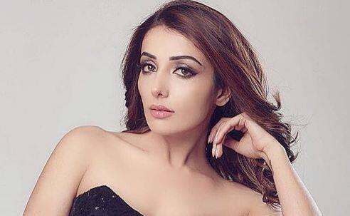 Meet Kareena Kapoor’s doppelganger Sonia Mann ऋतिक के साथ काम कर चुकीं सोनिया मन को करीना की कार्बन कॉपी बता रहे है फैंस