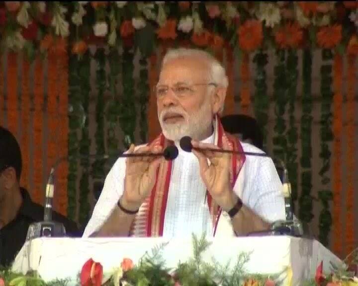 पिछले साल जीएसटी जैसे कड़े फैसले लेकर विपक्ष के निशाने पर आए पीएम मोदी ने जीएसटी को लकर अपनी बात जनता के सामने रखी. उन्होंने कहा कि देश में कालेधन का कारोबार करने वाली कंपनियों की संख्या कम हो गई, जीएसटी के बाद लॉजिस्टिक पर लगने वाला खर्च कम हो रहा है.