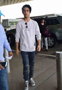 शाहरुख के बेटे आर्यन का ये अंदाज आपको कर देगा कायल, देखें एयरपोर्ट की तस्वीरें