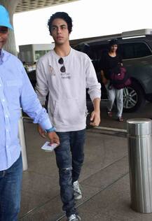 शाहरुख के बेटे आर्यन का ये अंदाज आपको कर देगा कायल, देखें एयरपोर्ट की तस्वीरें