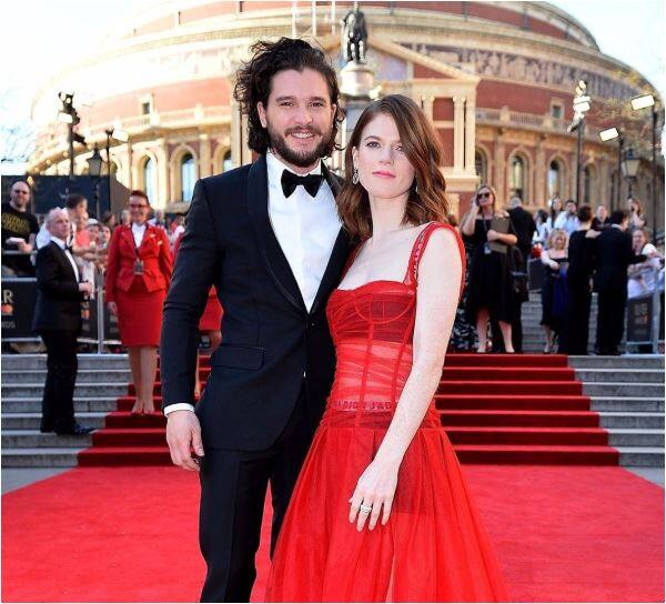 एक्टर किट हैरिंगटन अपनी 'गेम ऑफ थ्रोन्स' की को-स्टार रोज लेस्ली के साथ 23 जून को शादी रचाने जा रहे हैं. दोनों की मुलाकात साल 2012 में एक शो के दौरान हुई थी, दोनों ने सगाई का एलान पिछले साल ही किया था. (तस्वीर-इंस्टाग्राम)