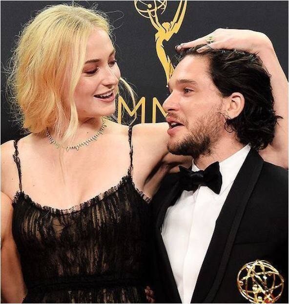 वहीं बात करें किट हैरिंगटन की तो बता दें कि एक्टर हैरिंगटन को शुरुआत से ही ड्रामा में दिलचस्पी थी. यही वजह है कि उन्होंने आगे चल कर ड्रामा के क्षेत्र में बेहतरीन काम किया और खुब नाम कमाया. (तस्वीर-इंस्टाग्राम)