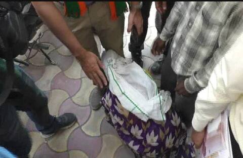 मंत्री ने झिड़क दिया तो इंसाफ के लिए बीजेपी विधायक के पैरों में गिर गई गैंगरेप पीड़िता मंत्री ने झिड़क दिया तो इंसाफ के लिए बीजेपी विधायक के पैरों में गिर गई गैंगरेप पीड़िता