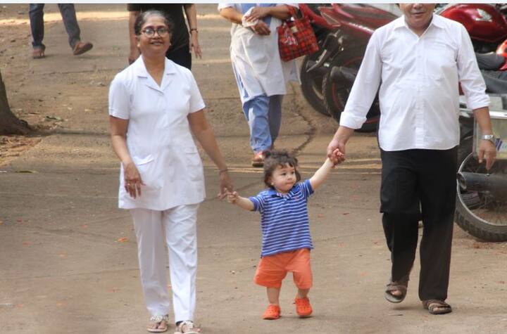 जिस दौरान मम्मी और पापा अपने-अपने काम में बिजी थे तो बेबी तैमूर इवनिंग वॉक पर नजर आए. उनकी बेहद क्यूट तस्वीरें सामने आईं हैं.