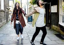 सुनसान सड़क पर सोनम संग खूबसूरत लम्हों का लुत्फ उठाते नजर आए आनंद आहूजा